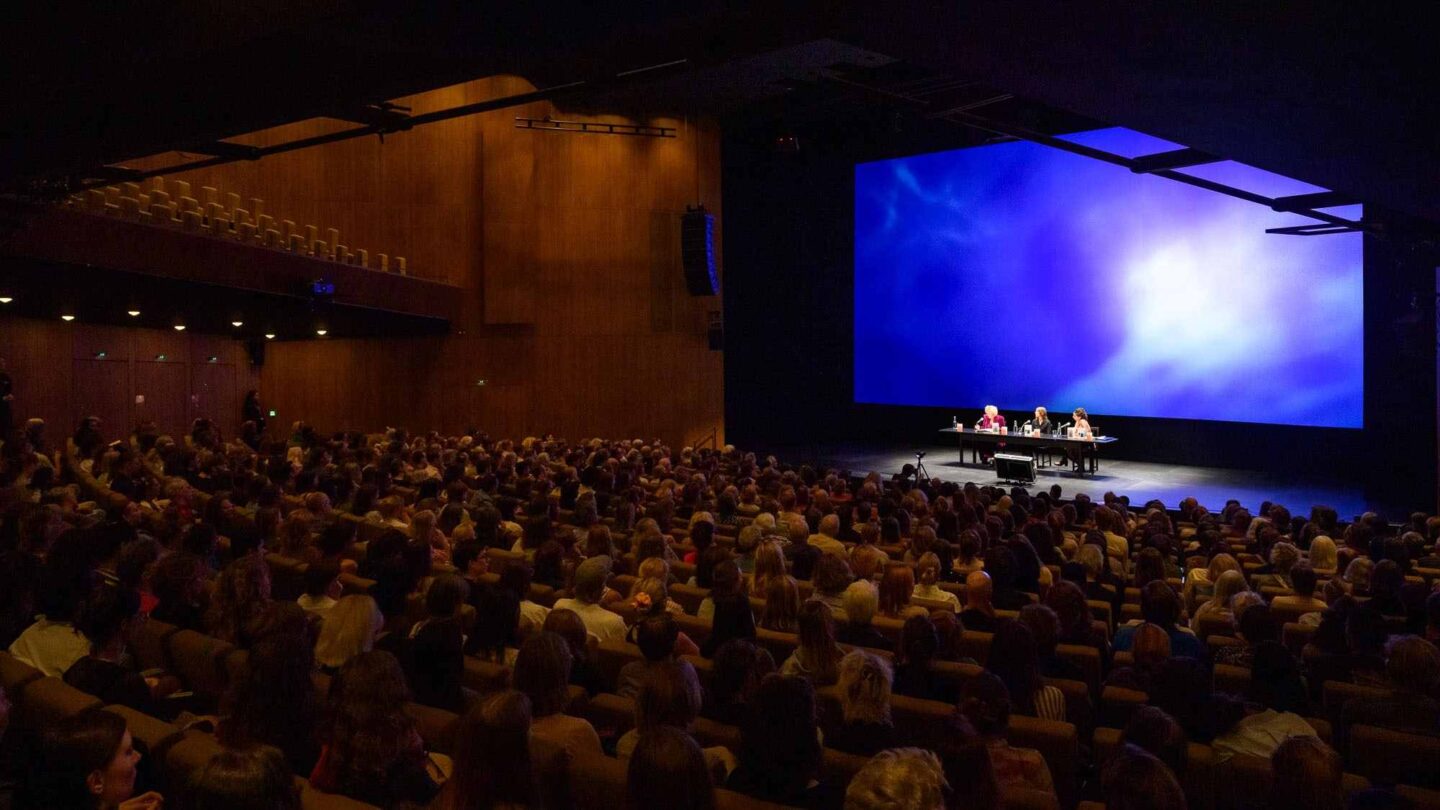 Voller Saal bei der Deutschlandpremiere von Elif Shafaks Roman "Am Himmel die Flüsse" 