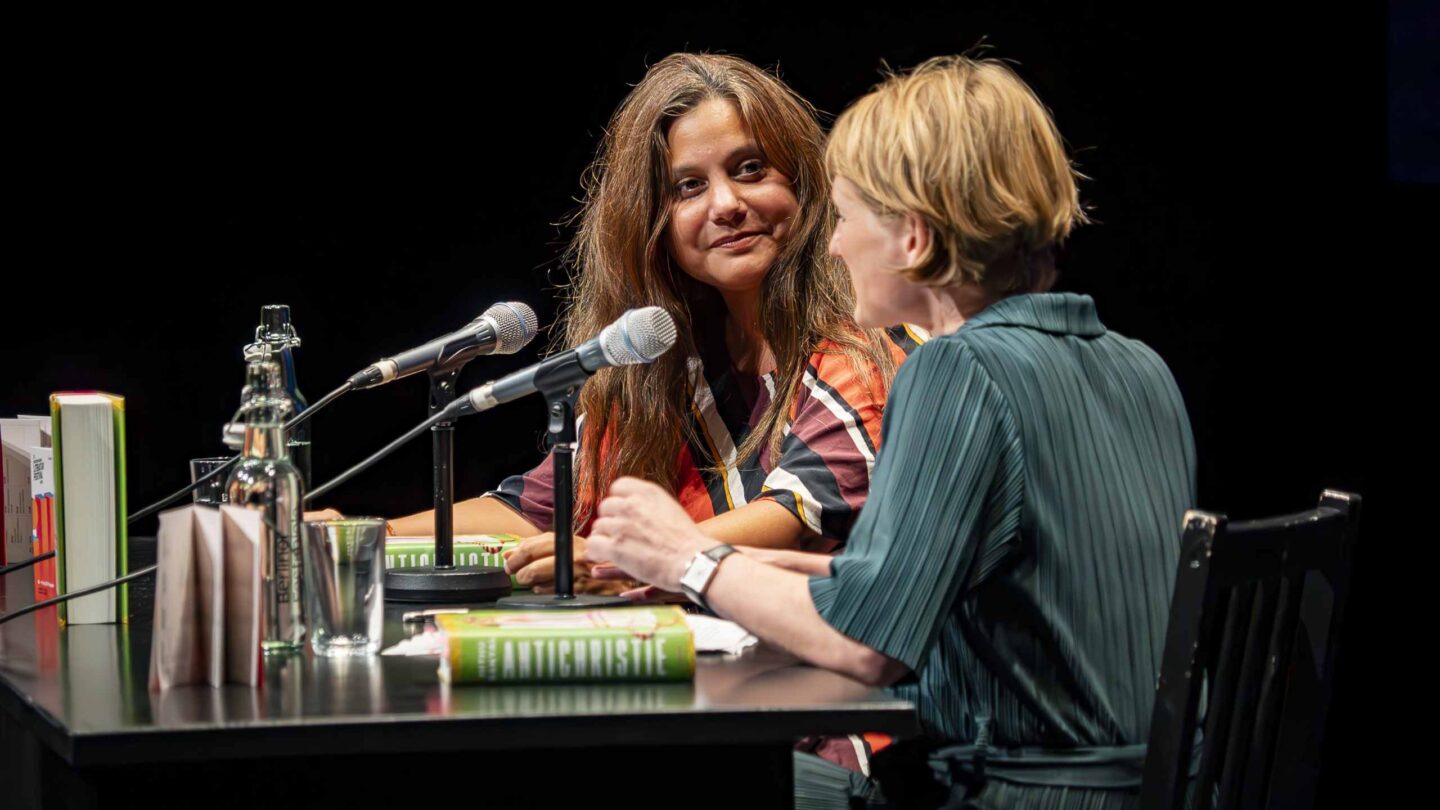 Mithu Sanyal, Anne-Dore Krohn bei der Premiere von Antichristie