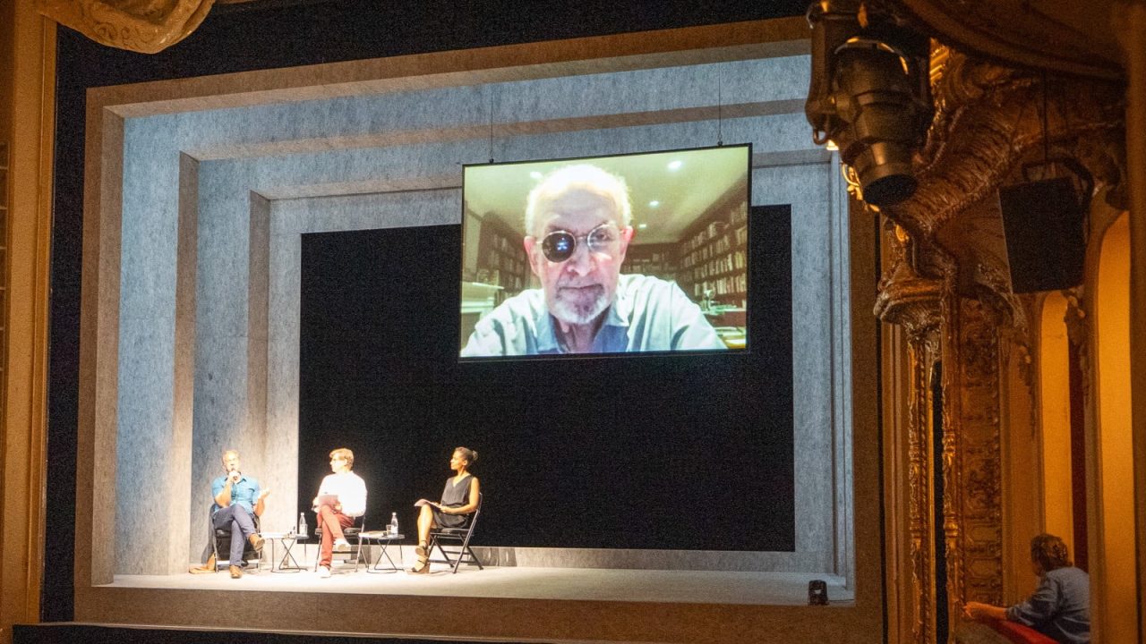 Salman Rushdie live zugeschaltet im Gespräch mit Daniel Kehlmann, Bernhard Robben, gelesen von Cynthia Micas © Charlotte Kunstmann