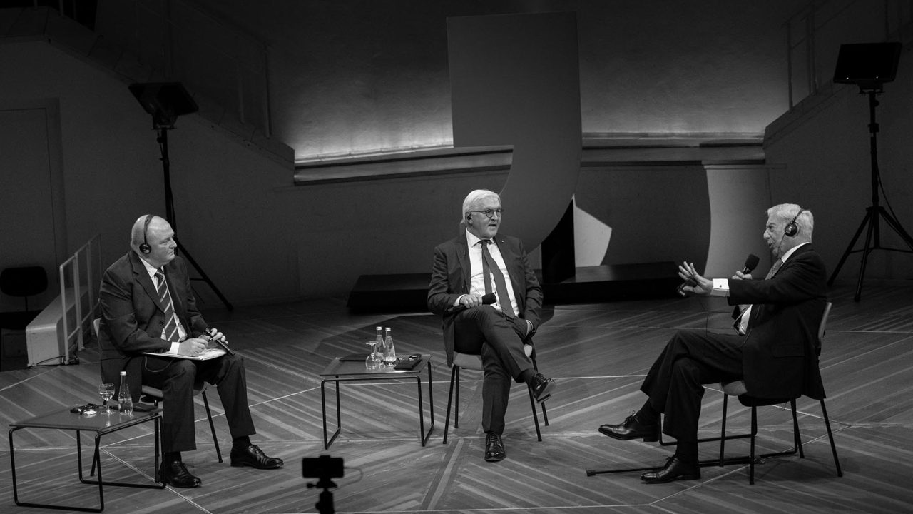 Mario Vargas Llosa im Gespräch mit Bundespräsident Frank-Walter Steinmeier