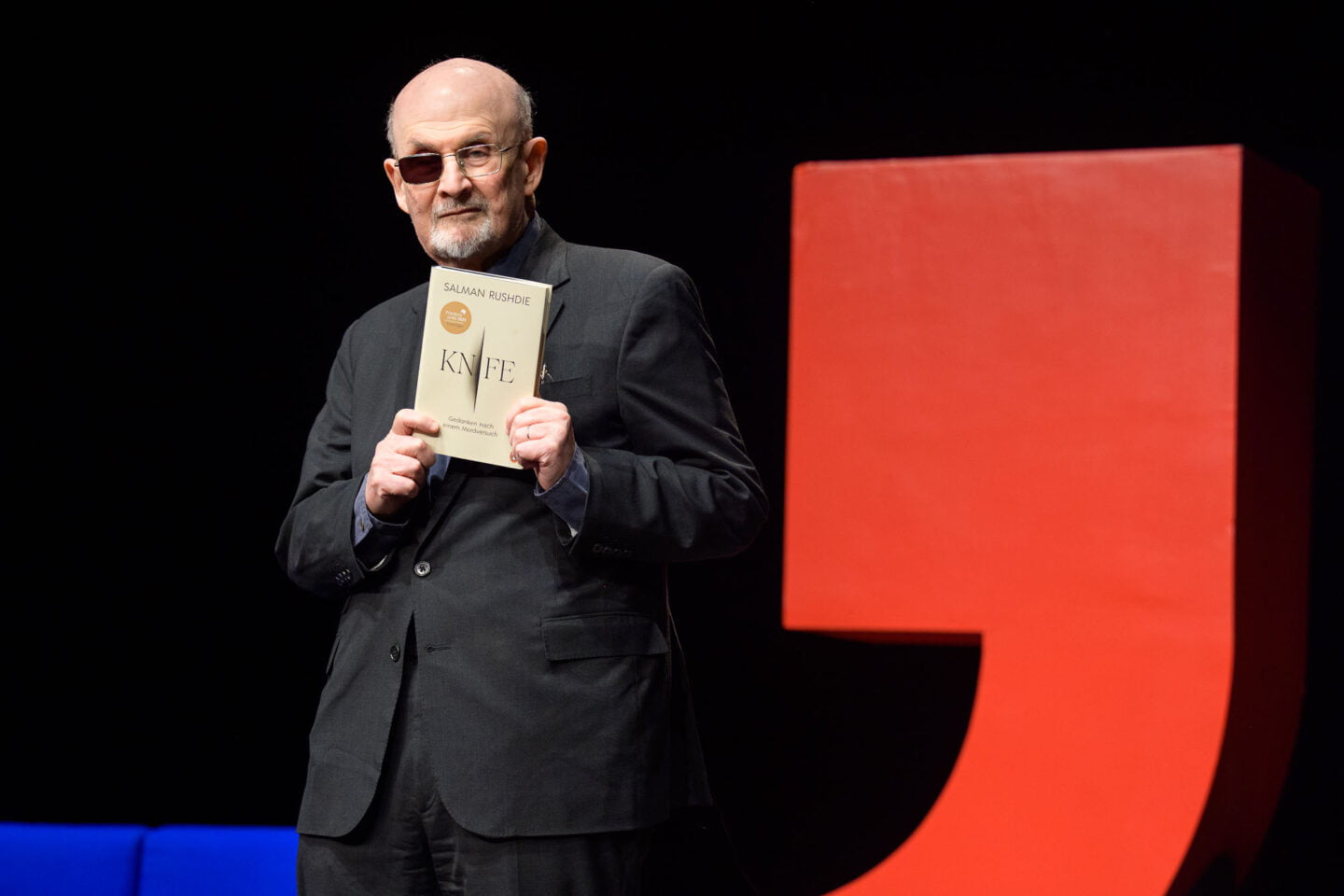 Salman Rushdie im Gespraech mit Marie Kaiser und Thomas Böhm (radioeins / rbb). Mit einer Lesung von Ulrich Matthes, Ensemblemitglied des Deutschen Theaters.